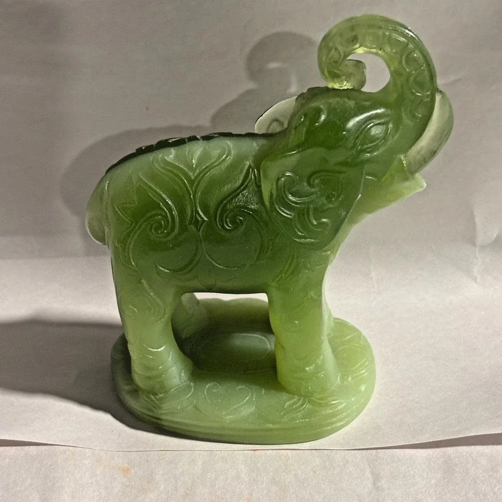 Vintage Made in Italy BeautifuGreen Jadeite Style Elephant Figurine Carved Resin - Picture 3 of 4